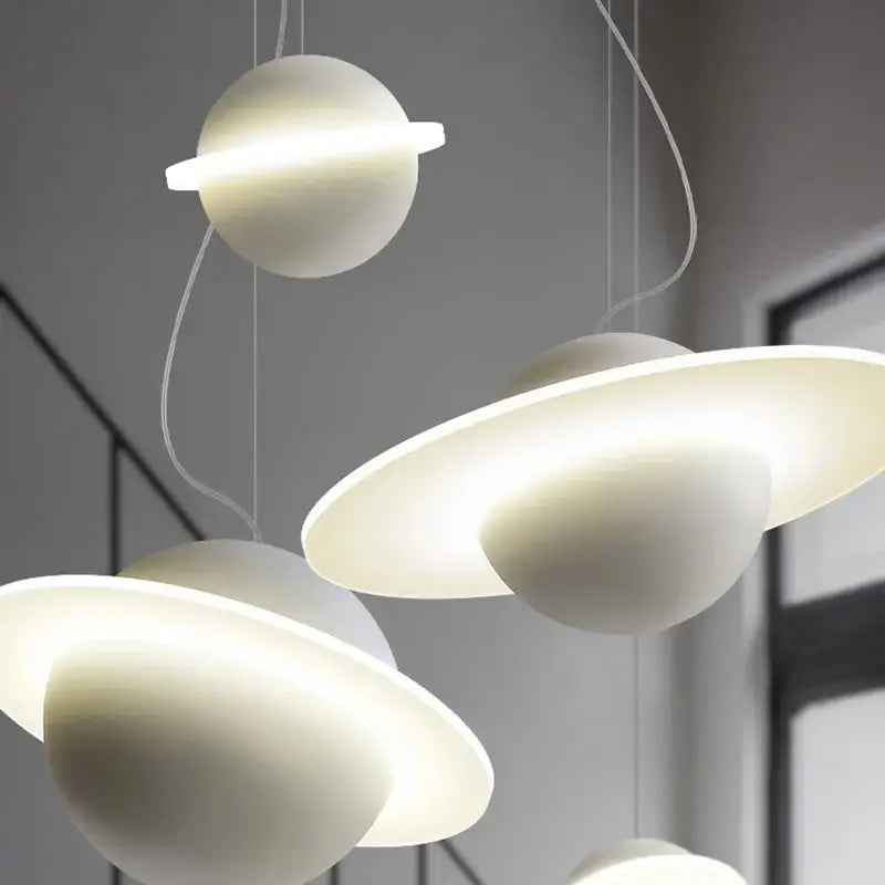 Suspension LED au design futuriste inspiré du système solaire

