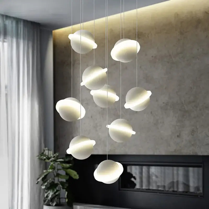 Suspension LED au design futuriste inspiré du système solaire

