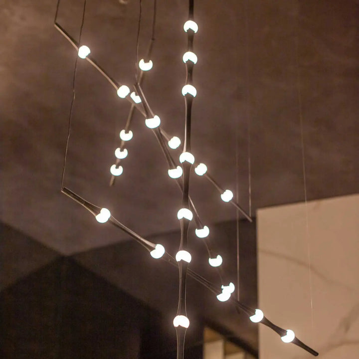 Suspension Dew dans un salon d'exposition