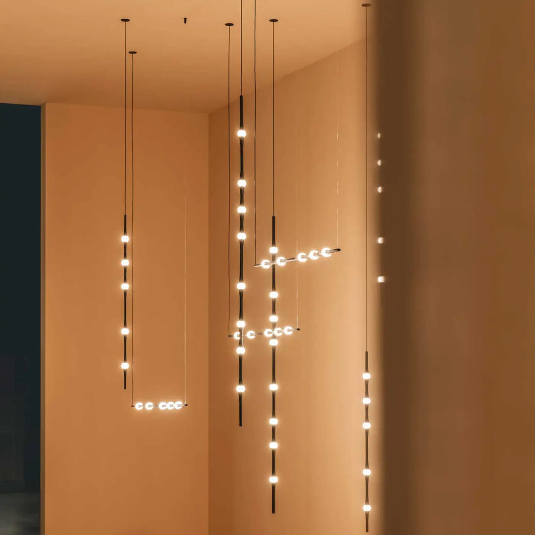 Suspensions Dew dans un espace d'exposition