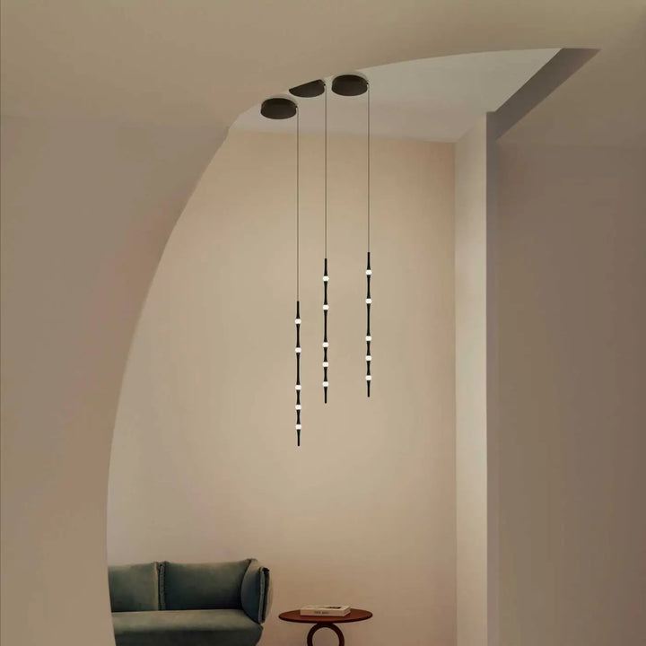 Suspension Dew noire allumée dans un intérieur