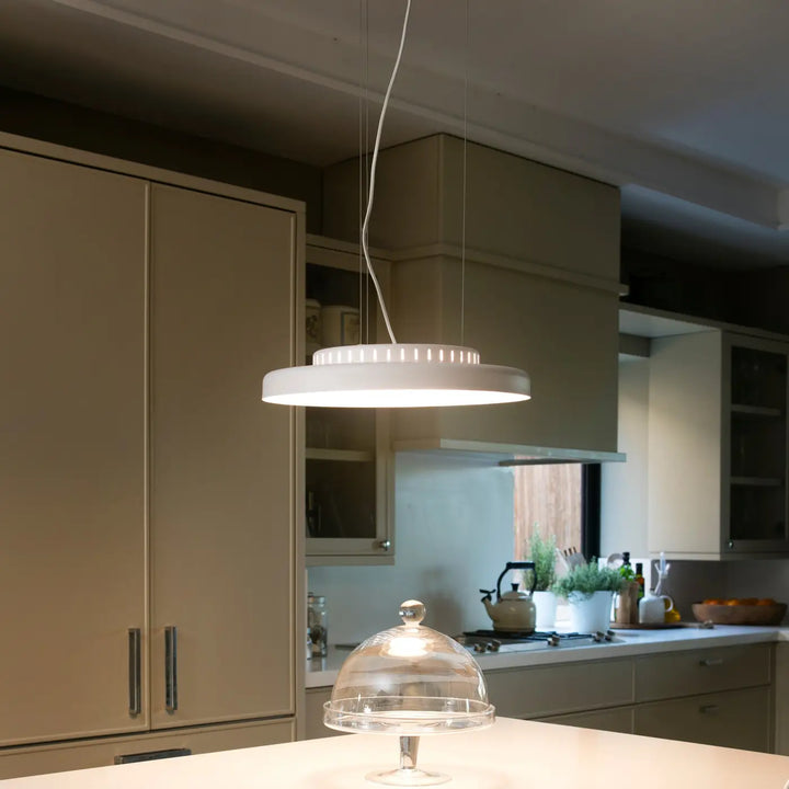 Suspension Dolme blanche dans une cuisine
