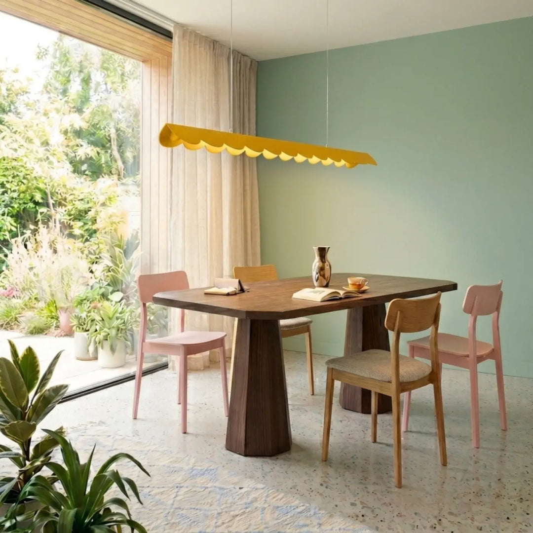 Suspension BISCUIT jaune dans un intérieur contemporain