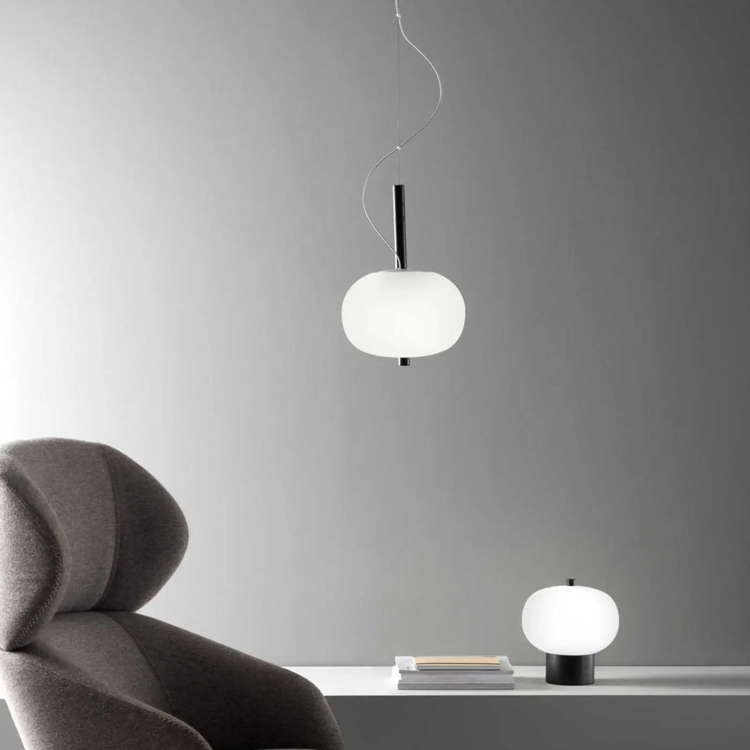 Suspension Ilargi en bois foncé dans un intérieur #couleur_bois_fonce