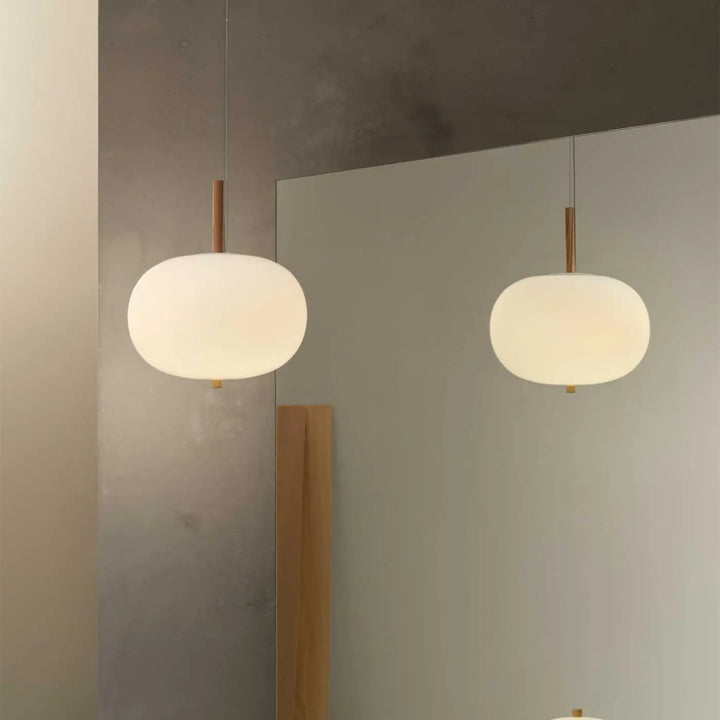 Suspension Ilargi en verre opalin et bois clair dans un intérieur #couleur_bois_clair