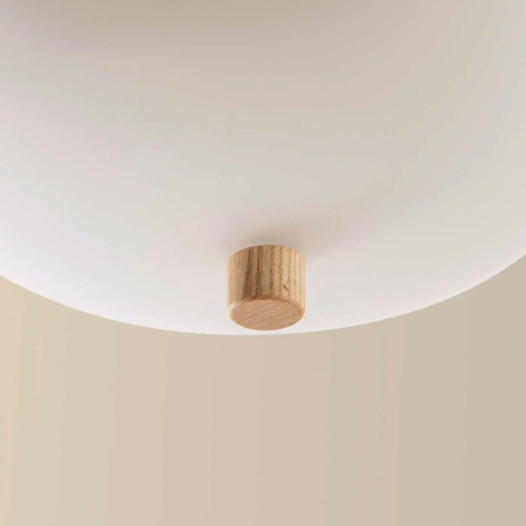 Gros plan sur la suspension Ilargi en bois clair #couleur_bois_clair