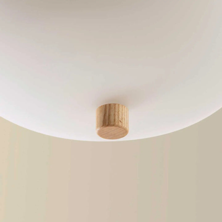 Gros plan sur la suspension Ilargi en bois clair #couleur_bois_clair