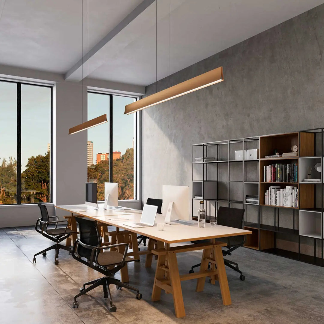 Suspension Bravo en aluminium doré dans un intérieur