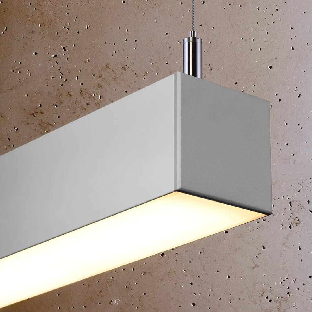 Suspension linéaire PINNE gris allumée, détail du diffuseur opale