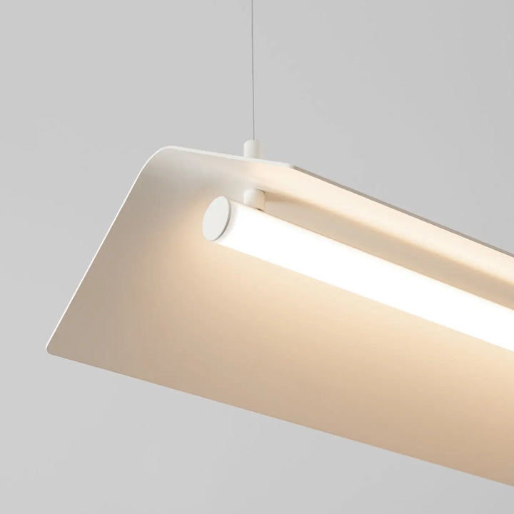 Suspension ELVA beige allumée, détail du réflecteur