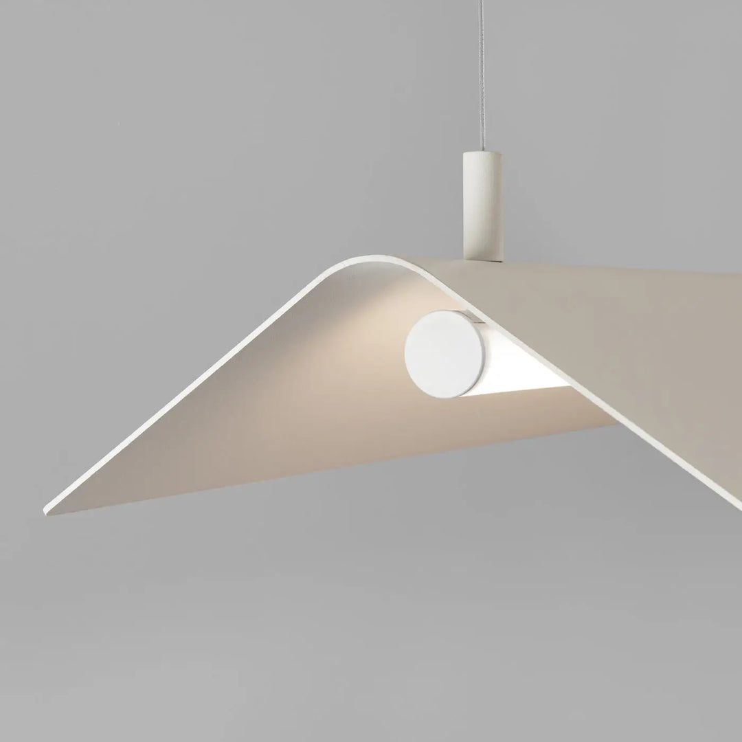 Suspension ELVA beige allumée, vue de profil