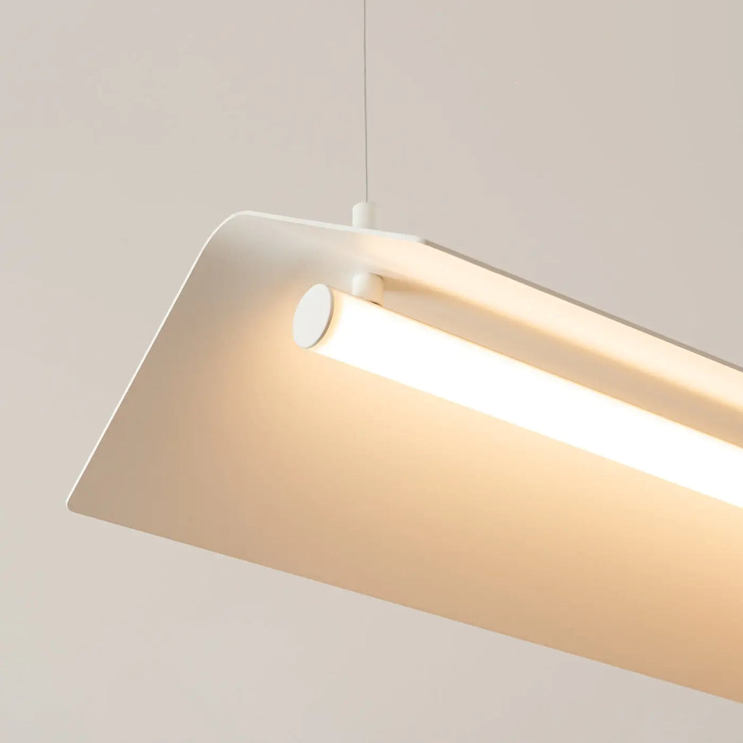 Suspension ELVA beige allumée, détail du réflecteur
