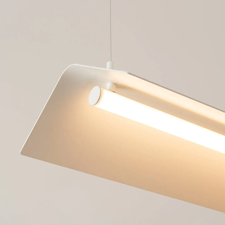 Suspension ELVA beige allumée, détail du réflecteur