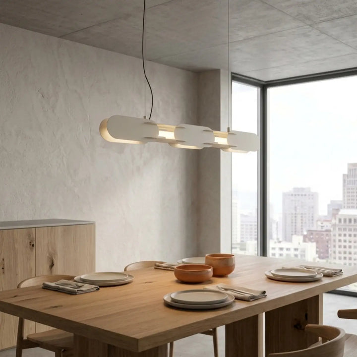 Suspension CHAIN beige au-dessus d'une table
