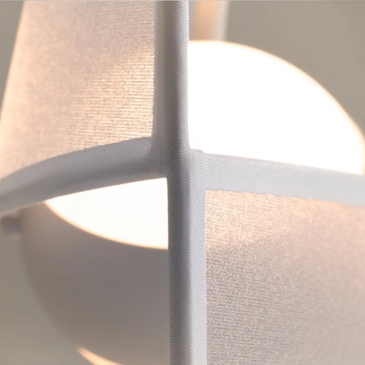 Suspension led reflex avec abat-jour en tissu blanc moderne et cadre géométrique minimaliste lumière chaude