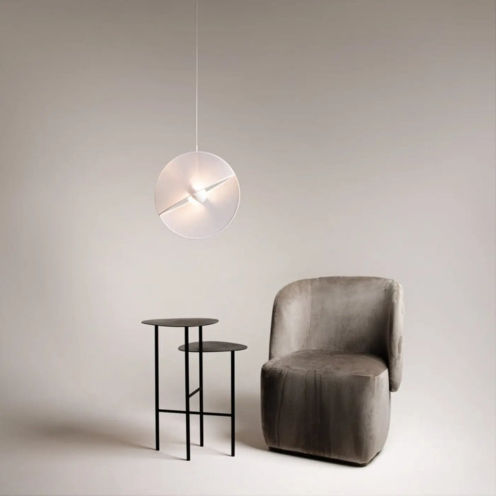 Suspension led reflex circulaire minimaliste avec abat-jour en verre dépoli translucide et cordon blanc fin lumière chaude