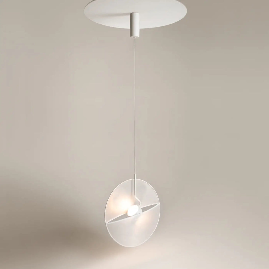 Suspension led reflex minimaliste blanche avec diffuseur en verre dépoli pour lumière chaude élégante
