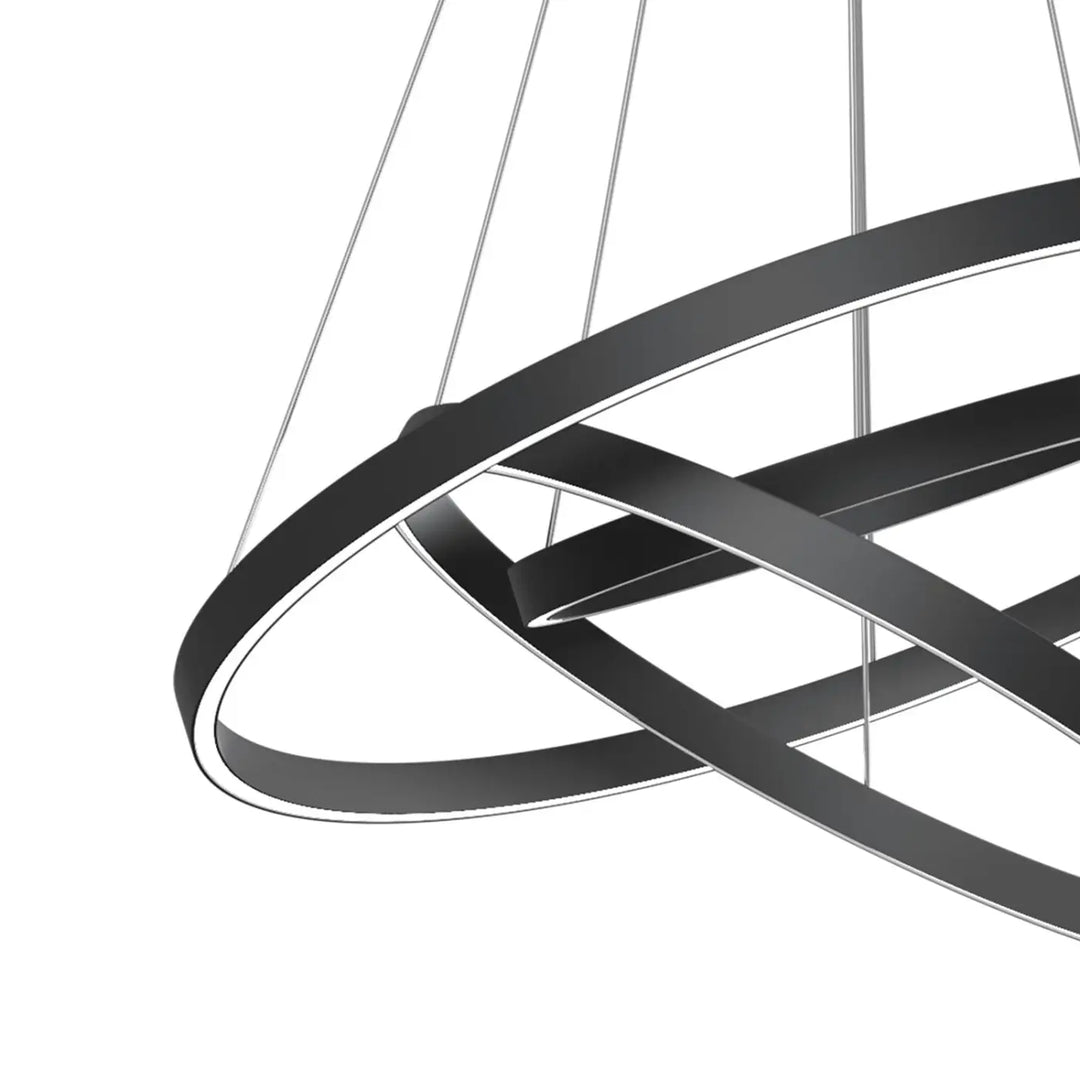 Suspension luminaire rim noir moderne avec anneaux tres anneaux superposes et suspension led fine en metal
