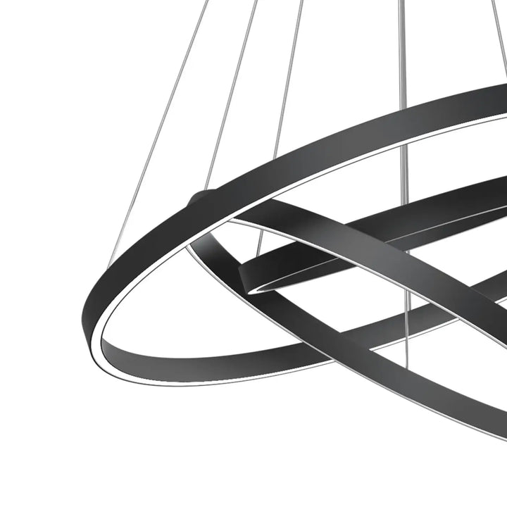 Suspension luminaire rim noir moderne avec anneaux tres anneaux superposes et suspension led fine en metal