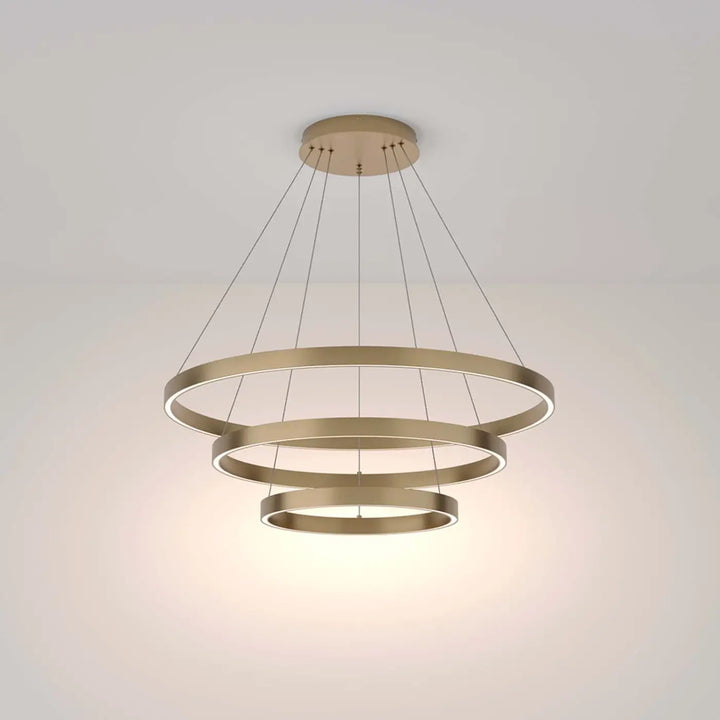 Suspension led rim trois anneaux en métal doré moderne avec trois anneaux circulaires concentriques suspendus par câbles fins