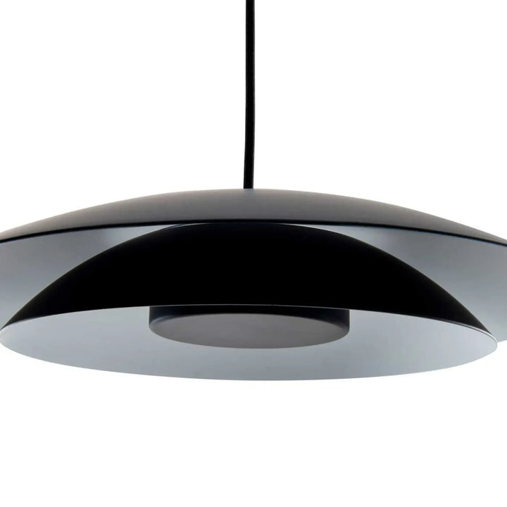 Gros plan sur la suspension Noway noire #couleur_noir