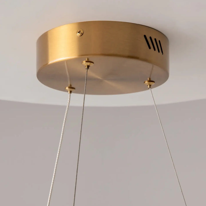 Suspension led anneau doré finition dorée en métal brossé avec trois câbles fins pour plafonnier circulaire