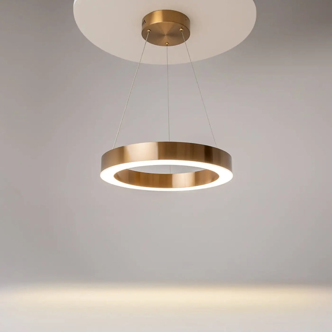 Suspension led anneau doré finition dorée en métal avec design moderne et éclairage led intégré minimaliste