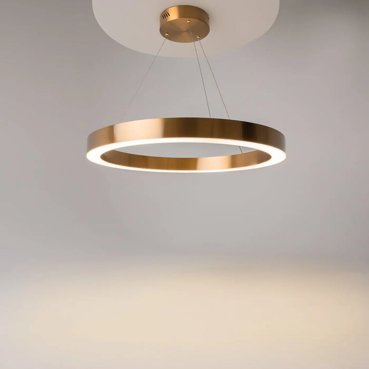 Suspension led circulaire finition dorée anneau doré saturno avec design minimaliste et éclairage intégré led