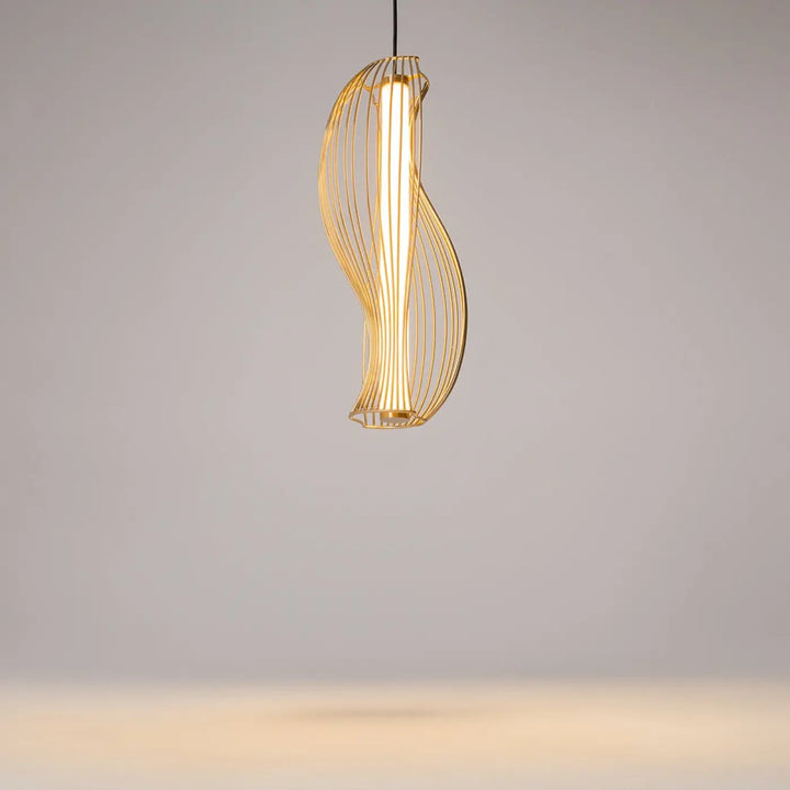 Suspension luminaire shadows of the past en métal doré avec tube lumineux led vertical et structure filaire sculpturale