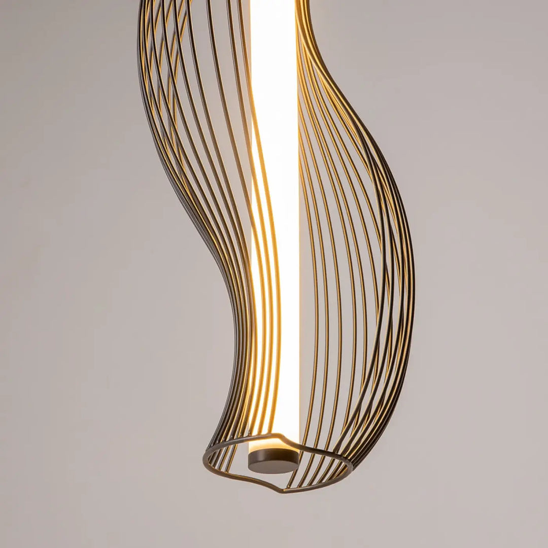 Suspension luminaire shadows of the past en métal bronze foncé avec cadre sculptural et tube lumineux led vertical