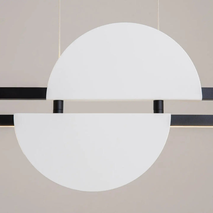 Suspension led skyline linéaire avec deux abat-jours en verre blanc semi-circulaire suspendus par tiges métalliques noires
