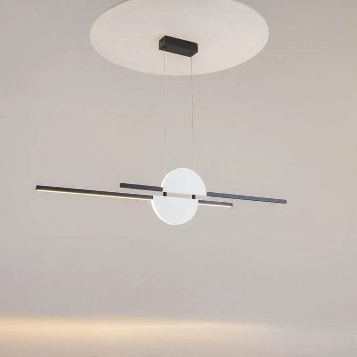 Suspension led skyline linéaire avec design minimaliste noir et blanc et diffuseur circulaire central pour d’une table