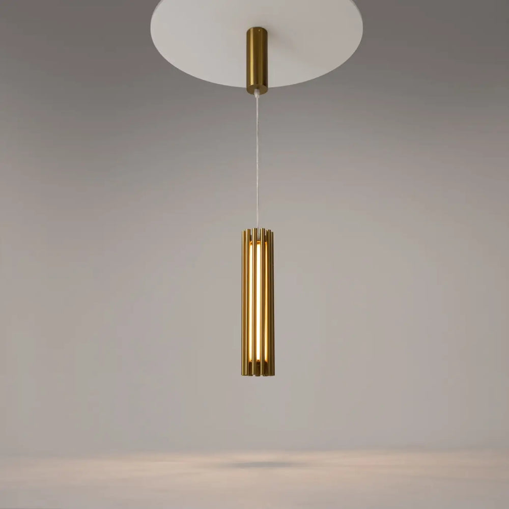 Suspension luminaire sonata en acier doré cylindrique au-dessus d’un îlot avec suspension led moderne