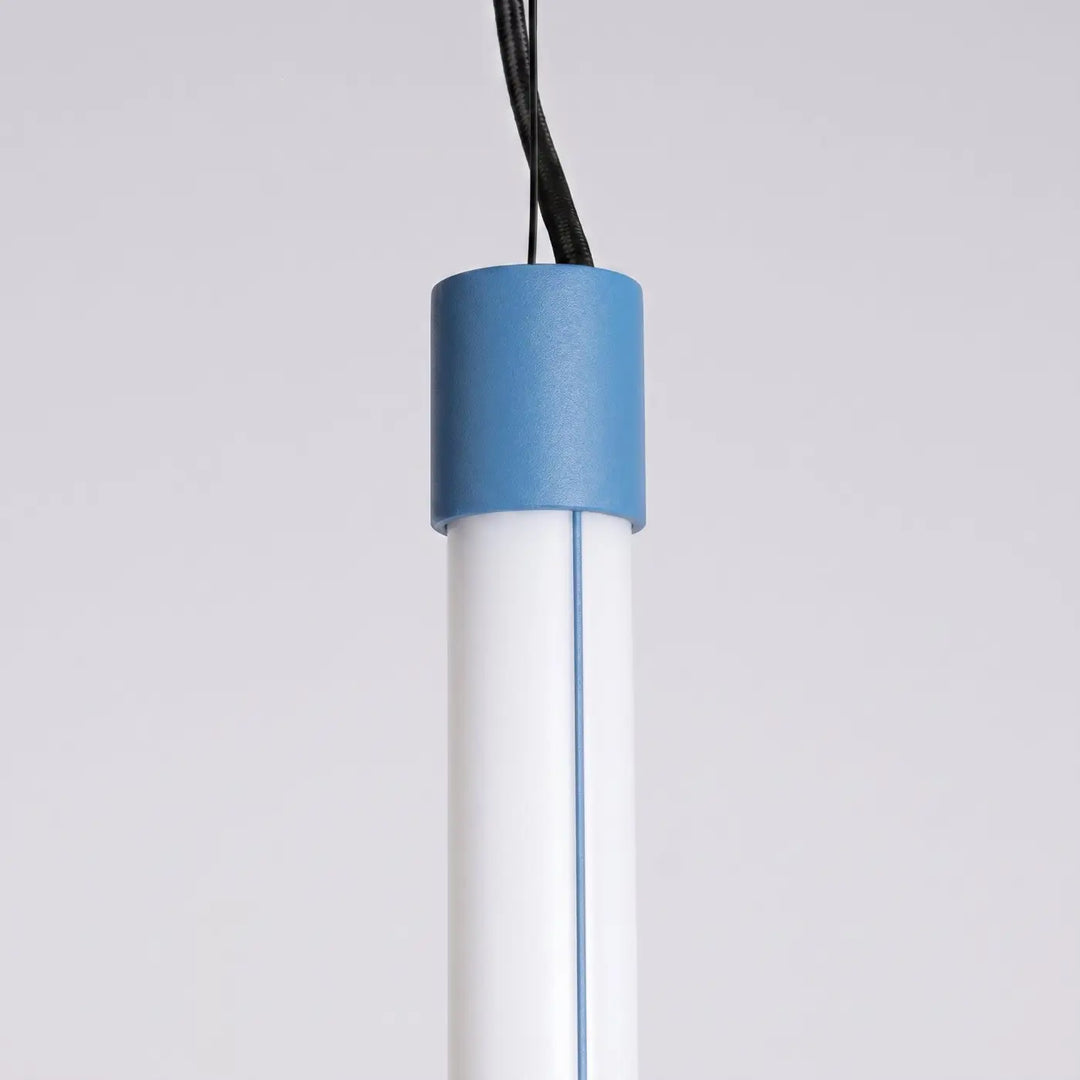 Suspension tube TRANG bleu clair détail de l'embout