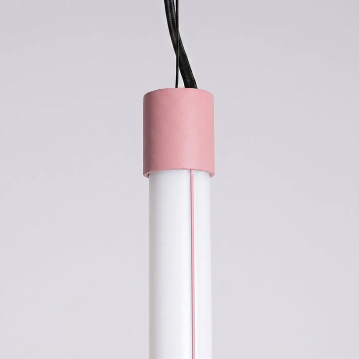 Suspension tube TRANG rose détail de l'embout
