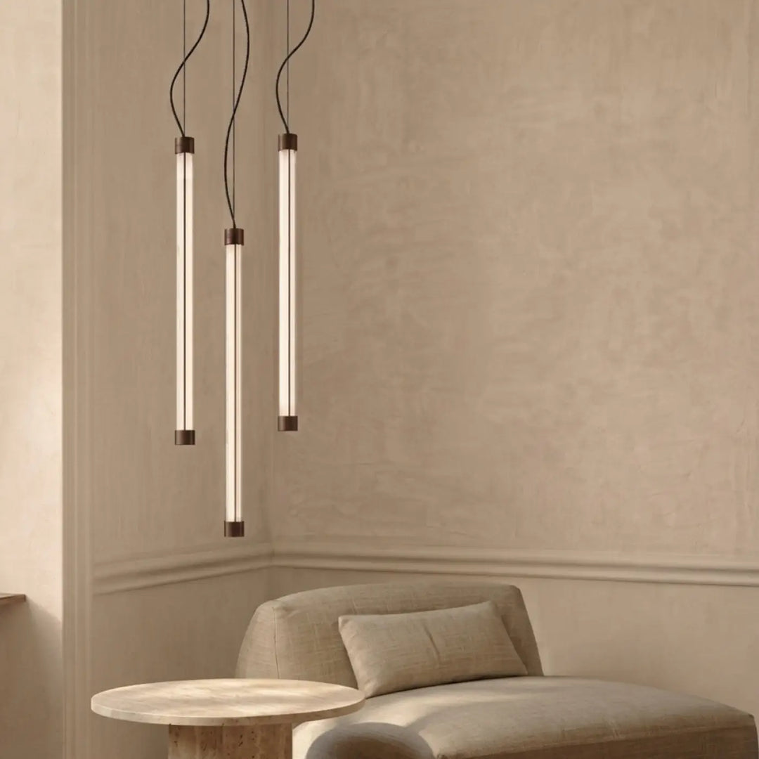 Suspension tube TRANG marron dans un salon