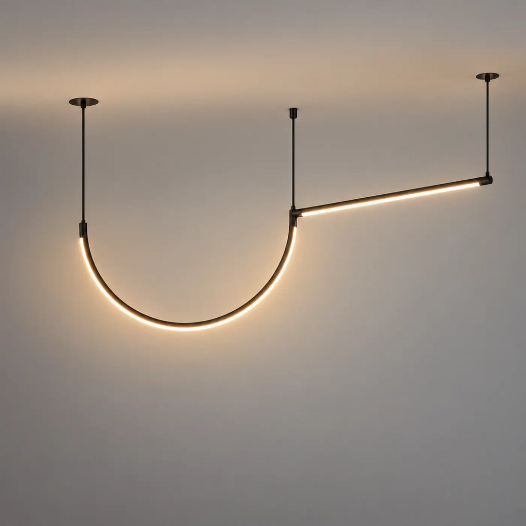 Suspension tubs modular en aluminium noir avec mini rosace encastrée et éclairage led blanc chaud au design courbé minimaliste