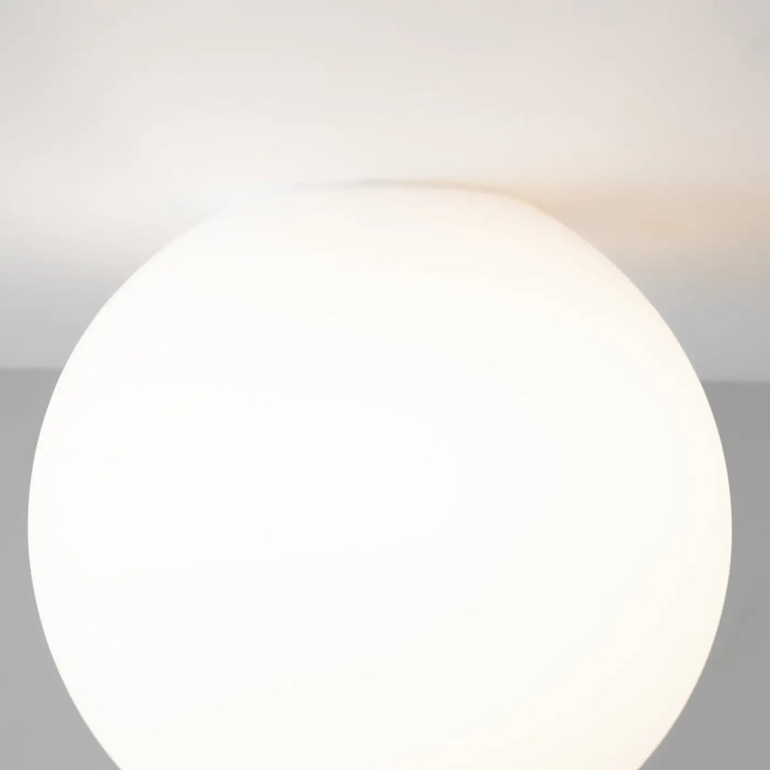 Suspension luminaire twins trois globes en lampe led blanche sphérique matte au-dessus d’une table minimaliste