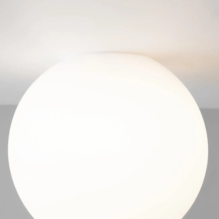 Suspension luminaire twins trois globes en lampe led blanche sphérique matte au-dessus d’une table minimaliste