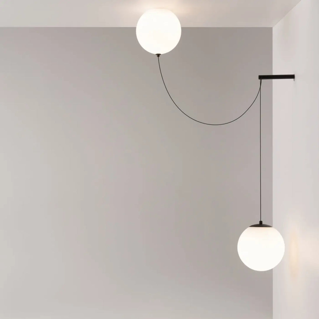 Suspension luminaire twins avec deux globes en verre dépoli suspendus par câbles noirs idéal au-dessus d’une table suspension led