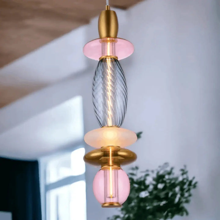 Suspension luminaire léonor verticale avec led filament et éléments de verre empilés rose et gris translucide orné de métal doré