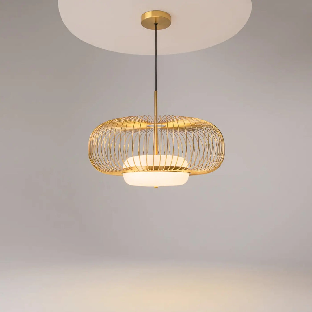 Suspension levitation cage dorée en fil métallique avec diffuseur en verre dépoli disponible en trois tailles