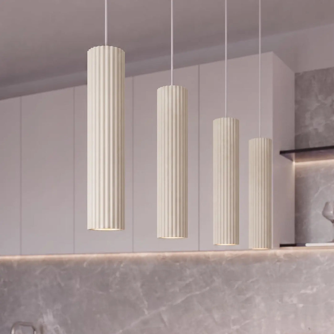 Suspension Karbon beige en ligne à cylindres nervurés, allumée