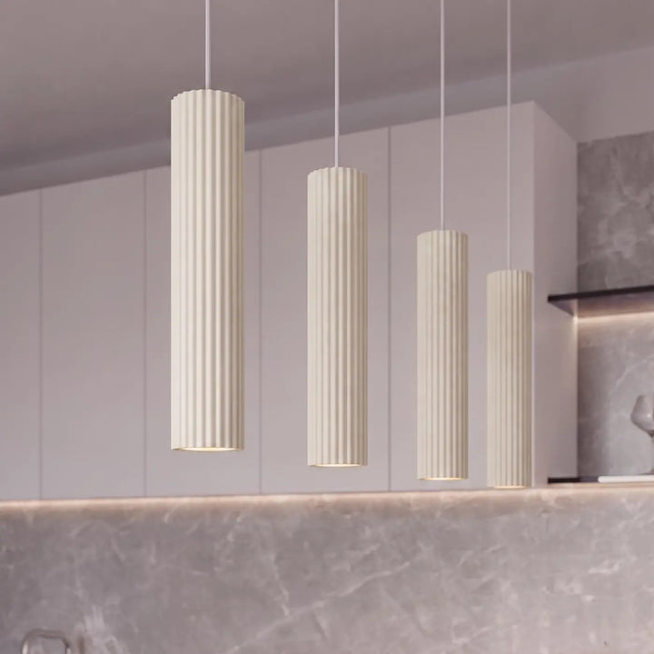 Suspension Karbon beige en ligne à cylindres nervurés, allumée