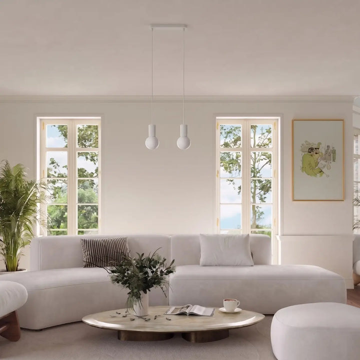 Suspension Halo blanche en ligne à globes opalins dans un intérieur contemporain