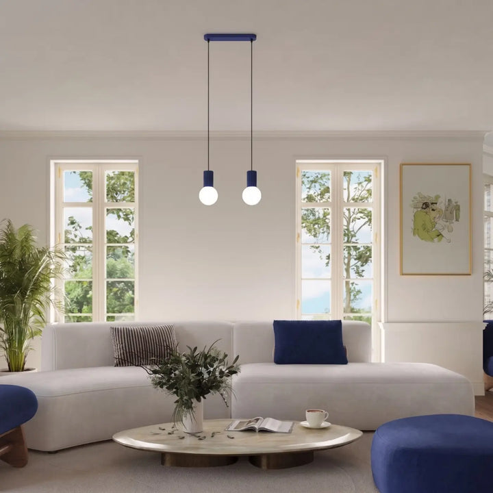 Suspension Halo outremer en ligne à globes opalins dans un intérieur contemporain