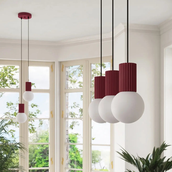 Suspension Halo bordeaux en ligne à globes opalins, allumée
