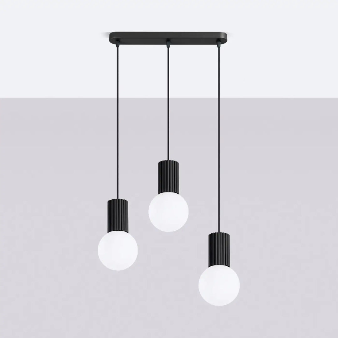 Suspension Halo noire en ligne à globes opalins, éteinte