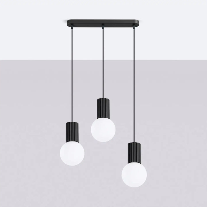 Suspension Halo noire en ligne à globes opalins, éteinte