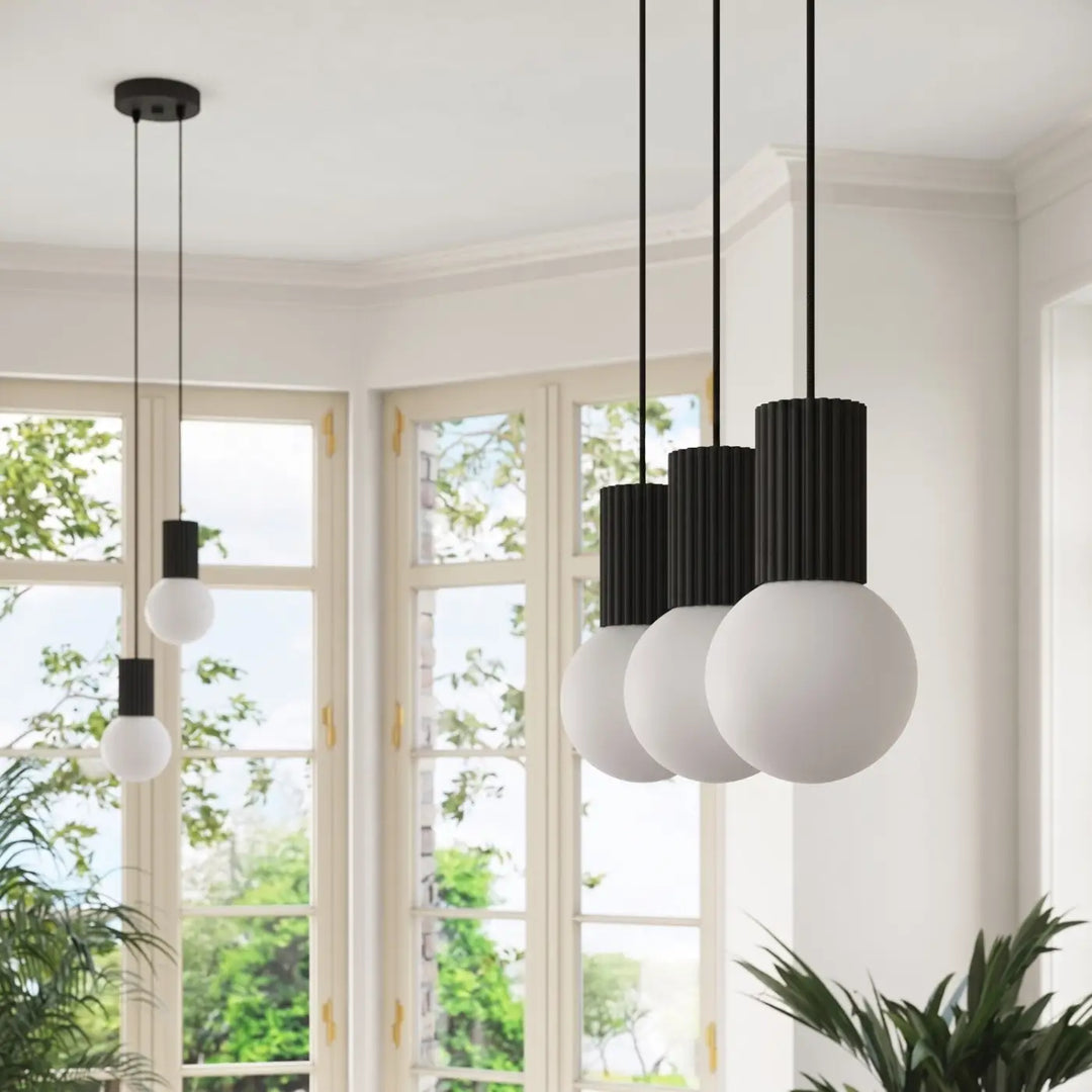 Suspension Halo noire en ligne à globes opalins, allumée